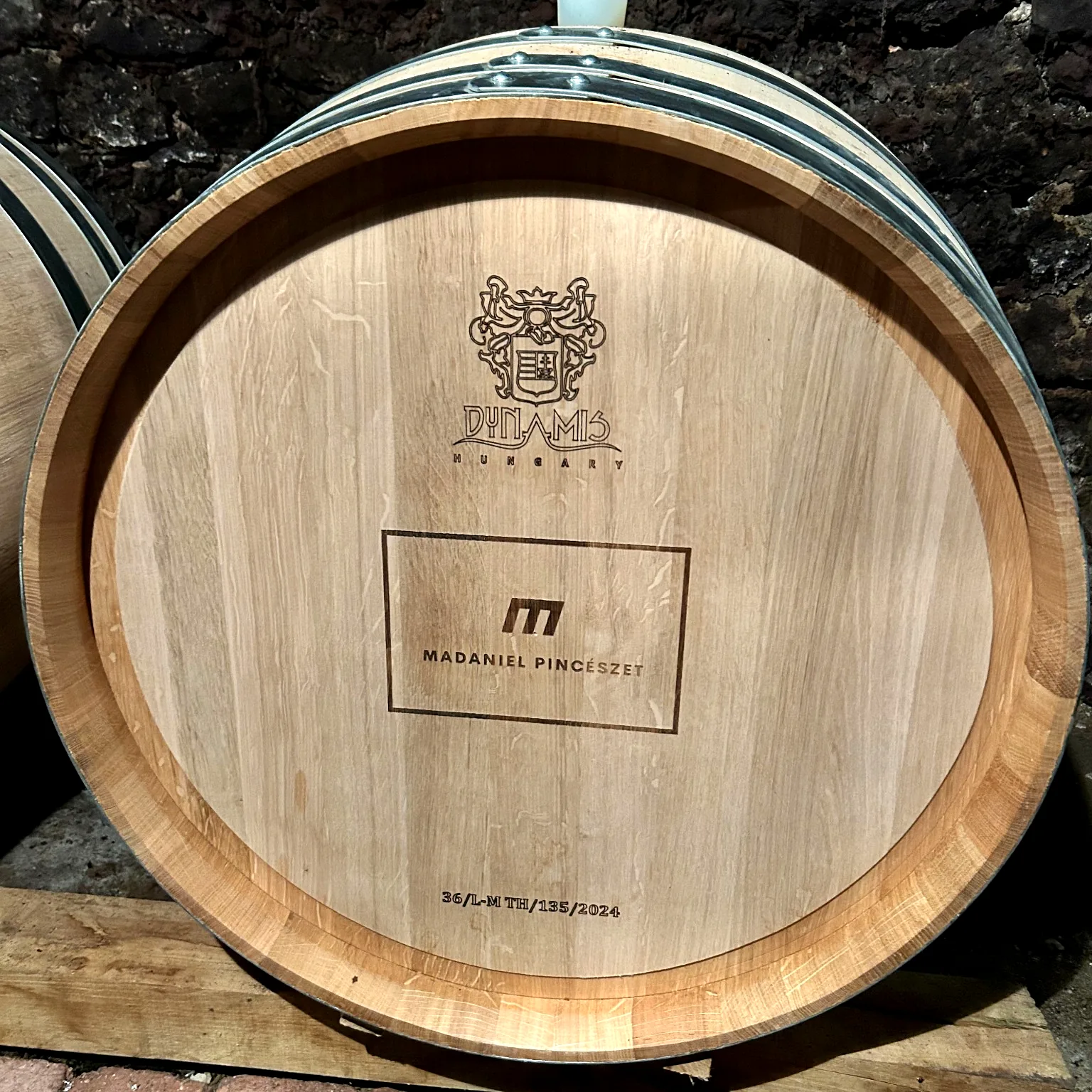 Tölgyfahordó a pincében